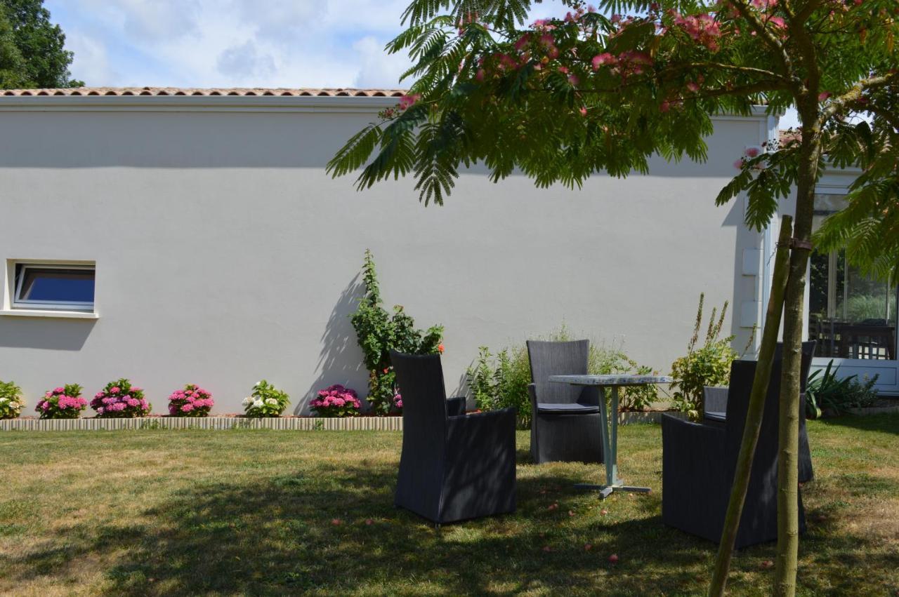 Bed and Breakfast Le logis des langrottes à Saint-Sornin  Extérieur photo